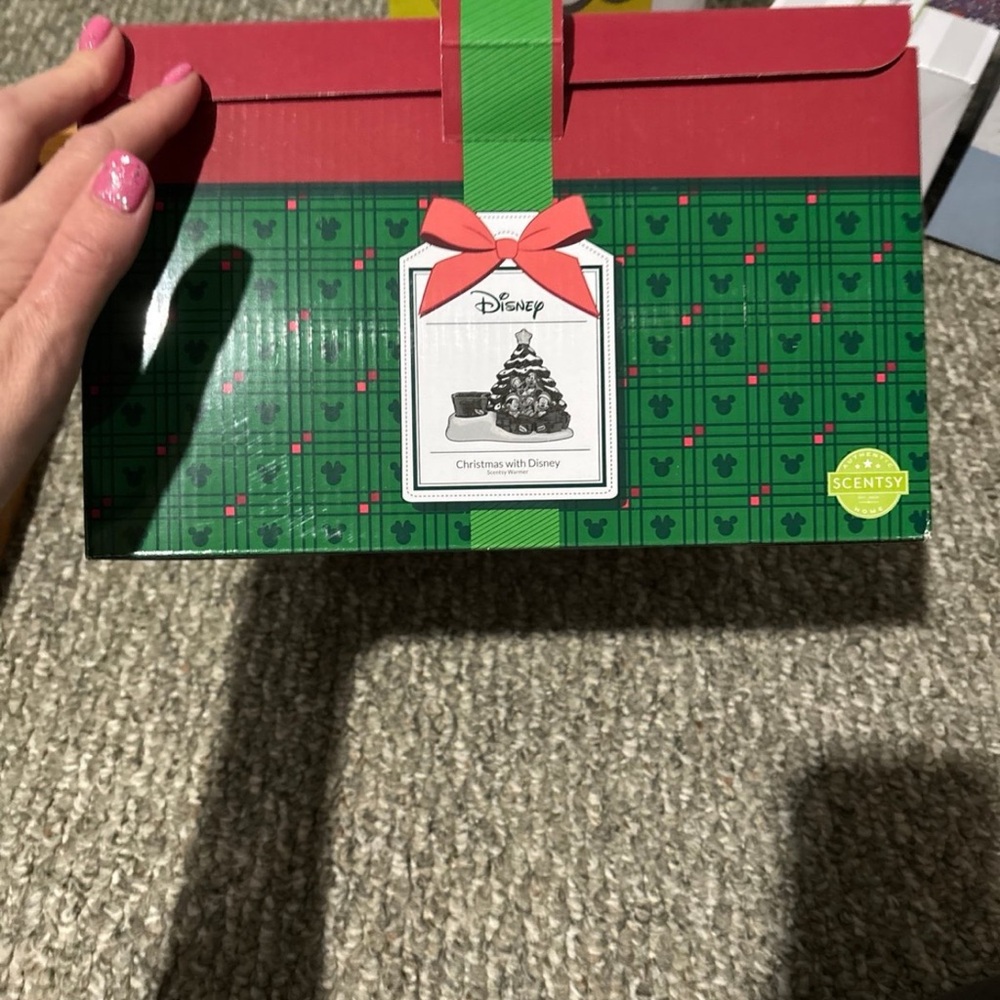 Disney Scentsy Warmer with Mickey and Friends - Picture 2 of 4